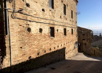 08 FABBRICATO CIELO TERRA DEL 1600 DA RISTRUTTURAR - Laboratorio Montegiorgio - foto 11