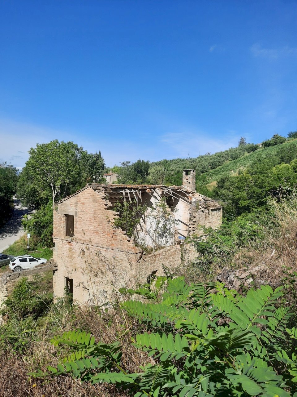 02 RUDERE DA RISTRUTTURARE CON TERRENO CARASSAI.jp - Rustico Carassai - foto 3