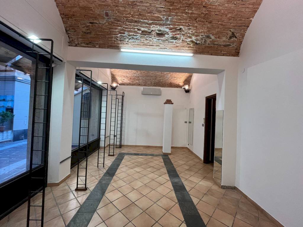 Interno non residenziale - Negozio via Giuseppe Mazzini, 19, Spotorno - foto 1