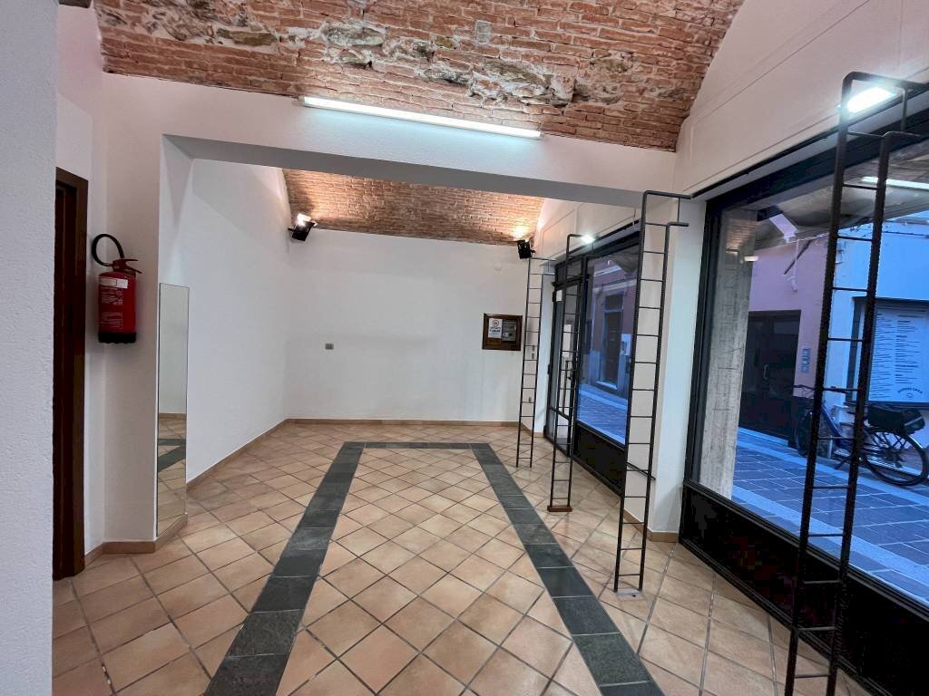 Interno non residenziale - Negozio via Giuseppe Mazzini, 19, Spotorno - foto 2