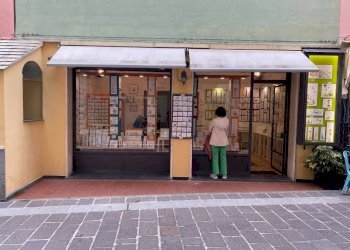 Facciata - Negozio via Giuseppe Mazzini, 19, Spotorno - foto 11