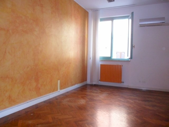 locale due livelli centro S.Benedetto D.Tr (4).jpg - Commercial Premises San Benedetto del Tronto - photo 2