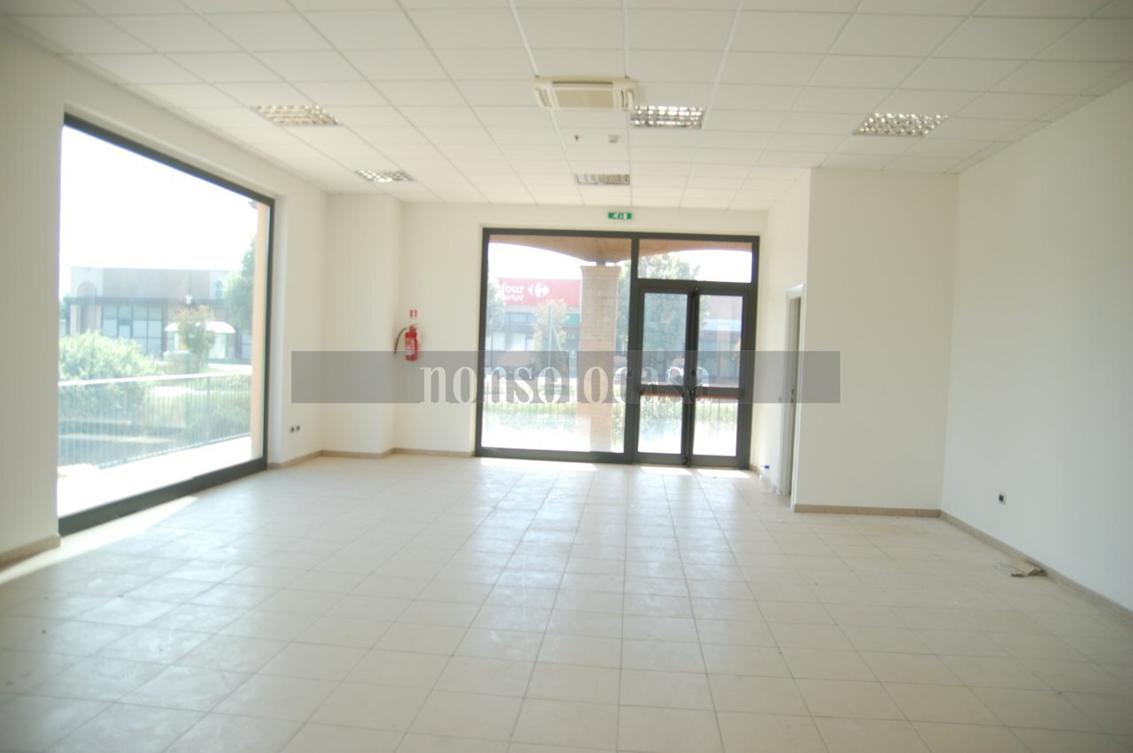 AREA VENDITA - Locale Commerciale Via dell'Osteria, Collazzone - foto 3