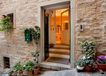 01.jpg - Porzione di casa Vicolo Vagnucci, Cortona - foto 1