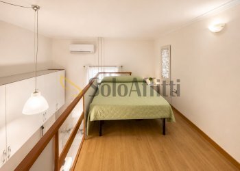 Camera da letto in soppalco - One-room apartment Via Giuseppe Bonito, Napoli (neighborhood Vomero) - photo 8