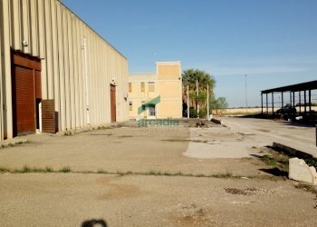 Parte scoperta sul fronte - Locale Commerciale SP231 KM 3, 800, Modugno - foto 2