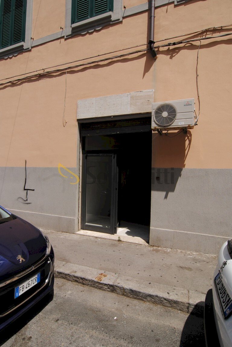 VETRINA ESTERNA - Locale Commerciale Livorno - foto 2