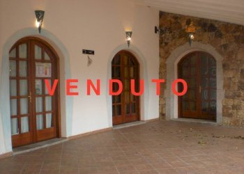 Facciata - Negozio via La Suaredda di Supra, San Teodoro - foto 1