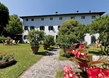 villa antica piscina colline lucchesi vendesi..jpg - Villa Viale Umberto I 148, Bagni di Lucca - foto 4