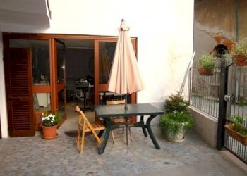 cortile - Casa indipendente via Camillo Benso Conte di Cavour, Crescentino - foto 4