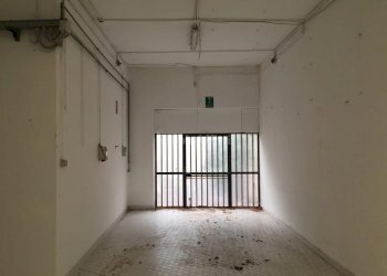 area espositiva - uscita di sicurezza - Locale Commerciale Strada Cambiano 220, Chieri - foto 12