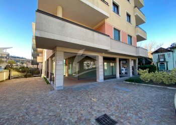 vetrine.jpg - Locale Commerciale Via Armando Diaz 2, Laveno-Mombello - foto 2