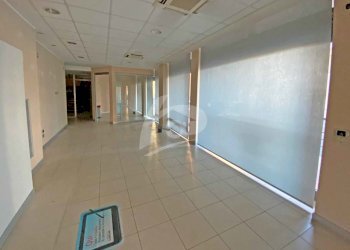 atrio.jpg - Locale Commerciale Via Armando Diaz 2, Laveno-Mombello - foto 3