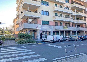 fabbricato.jpg - Locale Commerciale Via Armando Diaz 2, Laveno-Mombello - foto 1