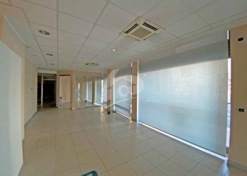 atrio1.jpg - Locale Commerciale Via Armando Diaz 2, Laveno-Mombello - foto 5