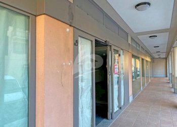 porticato.jpg - Locale Commerciale Via Armando Diaz 2, Laveno-Mombello - foto 8