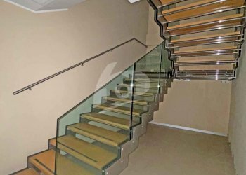 scala-interna.jpg - Locale Commerciale Via Armando Diaz 2, Laveno-Mombello - foto 9