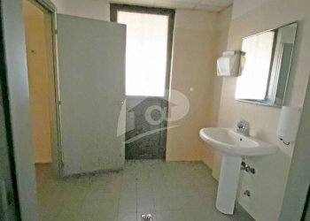 servizio-piano-terra.jpg - Locale Commerciale Via Armando Diaz 2, Laveno-Mombello - foto 10